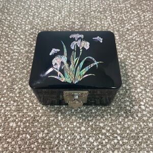 Vintage Mother of Pearl Inlayed Lacquered Black Floral Jewelry with  Mirror Box.